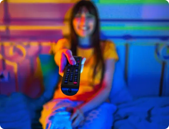 Fille avec télécommande